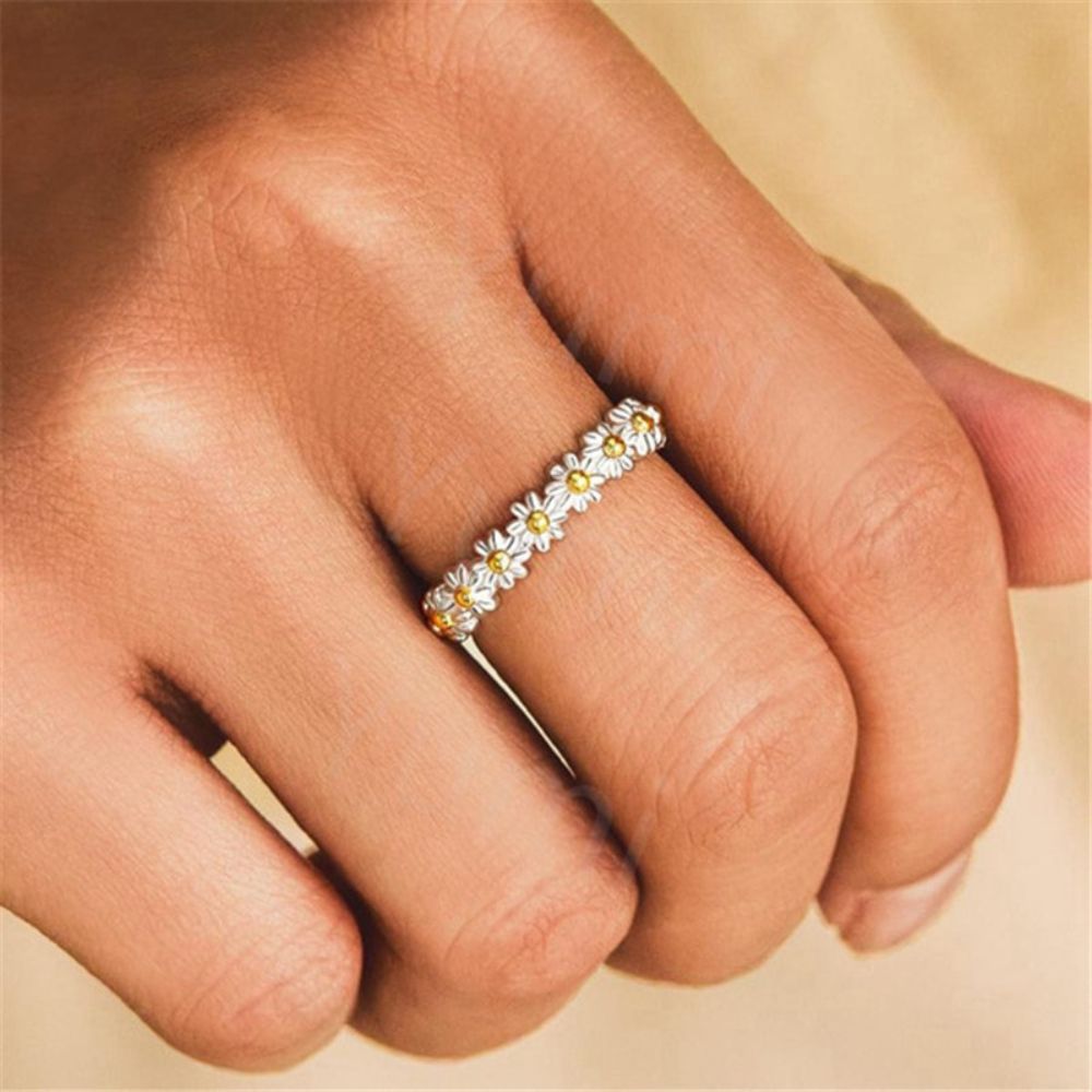 SWEET DAISY FLOWER RING (ADJUSTABLE)