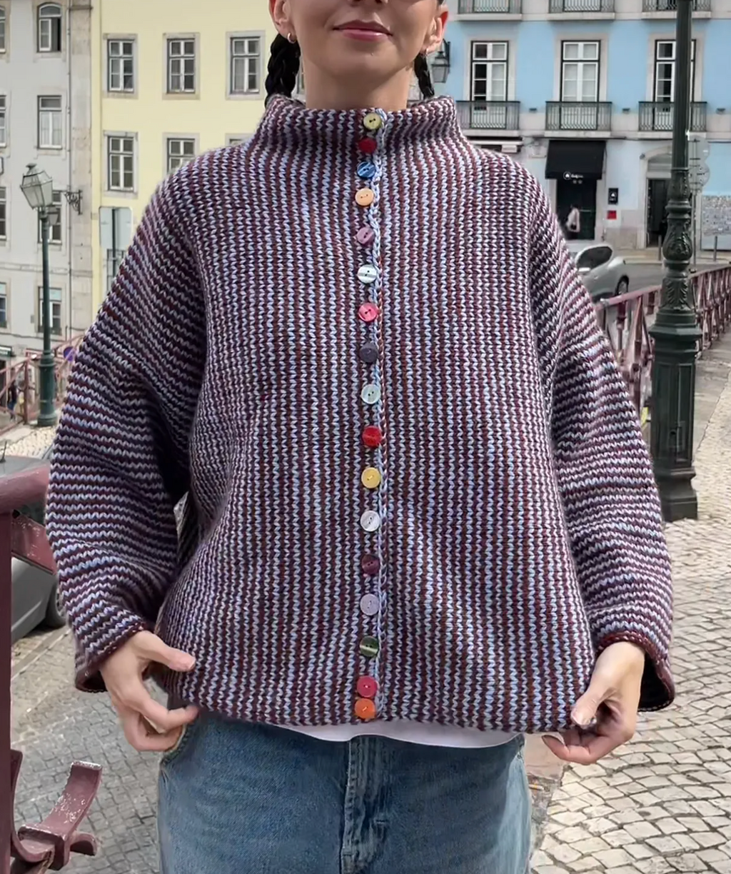 🌸 Strickjacke mit Edelsteinknöpfen – Niedlich, kuschelig &amp; elegant 